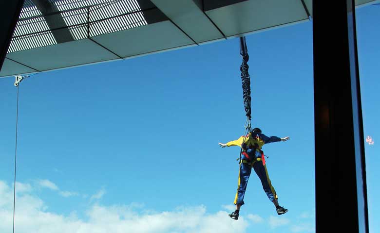 Jump-from-Sky-Tower,-Auckland,-New-Zealand