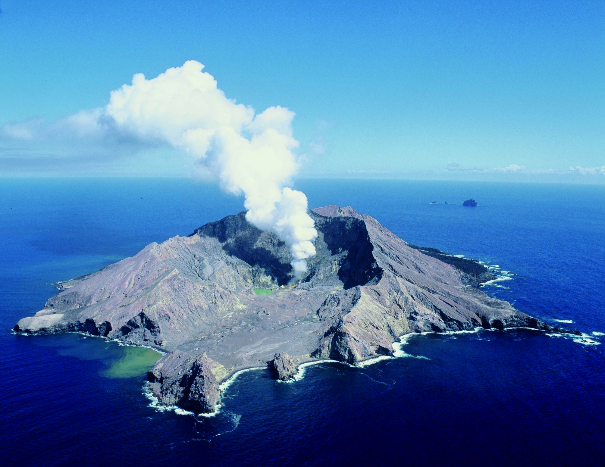 heli-pro_white-island-mount-tarawera-helicopter-tour_1609_4df20d3a-3052-4376-bac8-9ba78f12fb9b_thumblowres